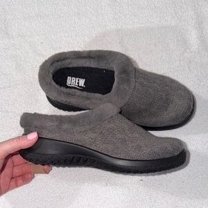 DREW Women's Gray Fuzzy Slippers